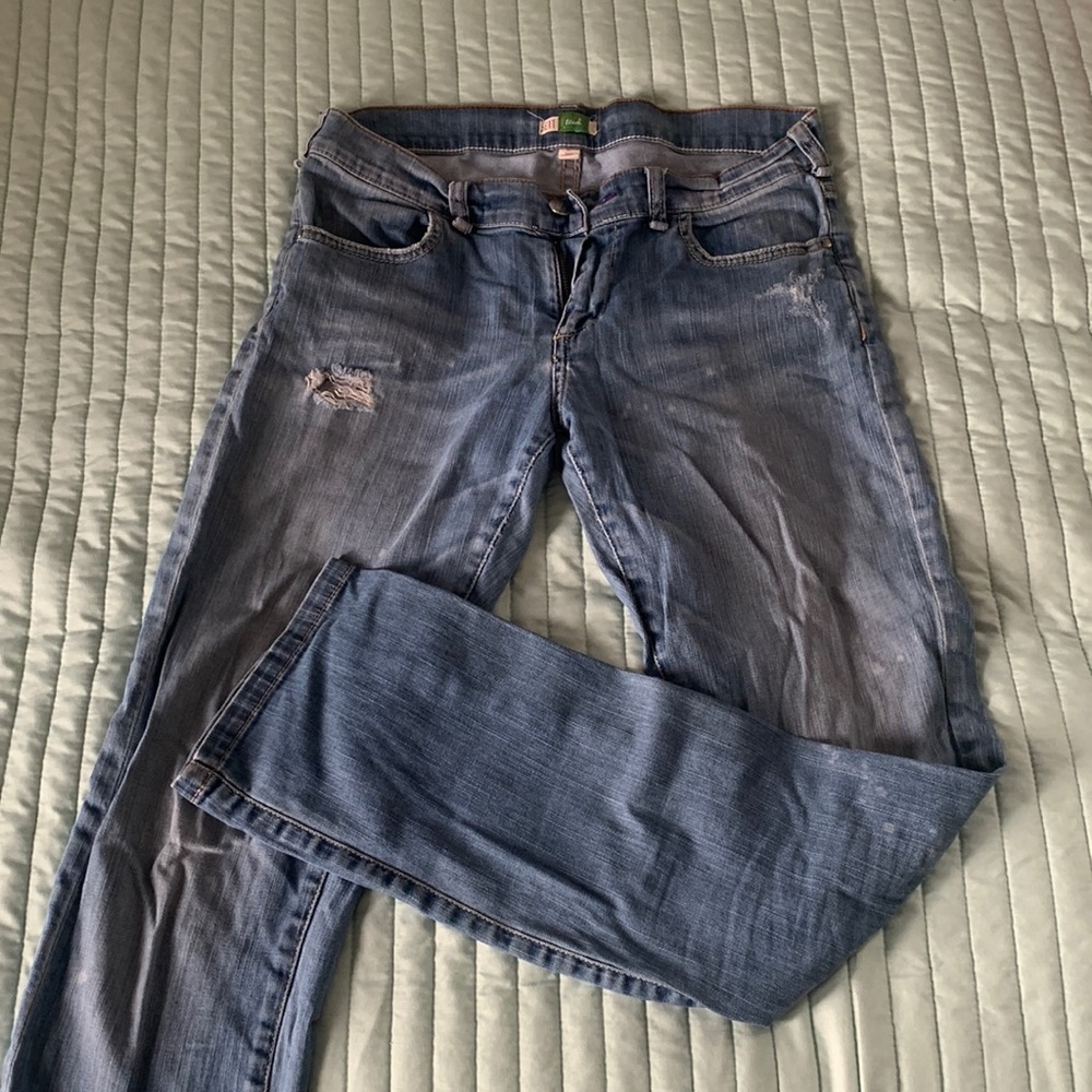 Lightweight and comfy distressed jeans